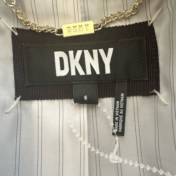 DKNY Rushed Sleeve One Button Blazer - Size 6 - NWOT - Picture 9 of 11